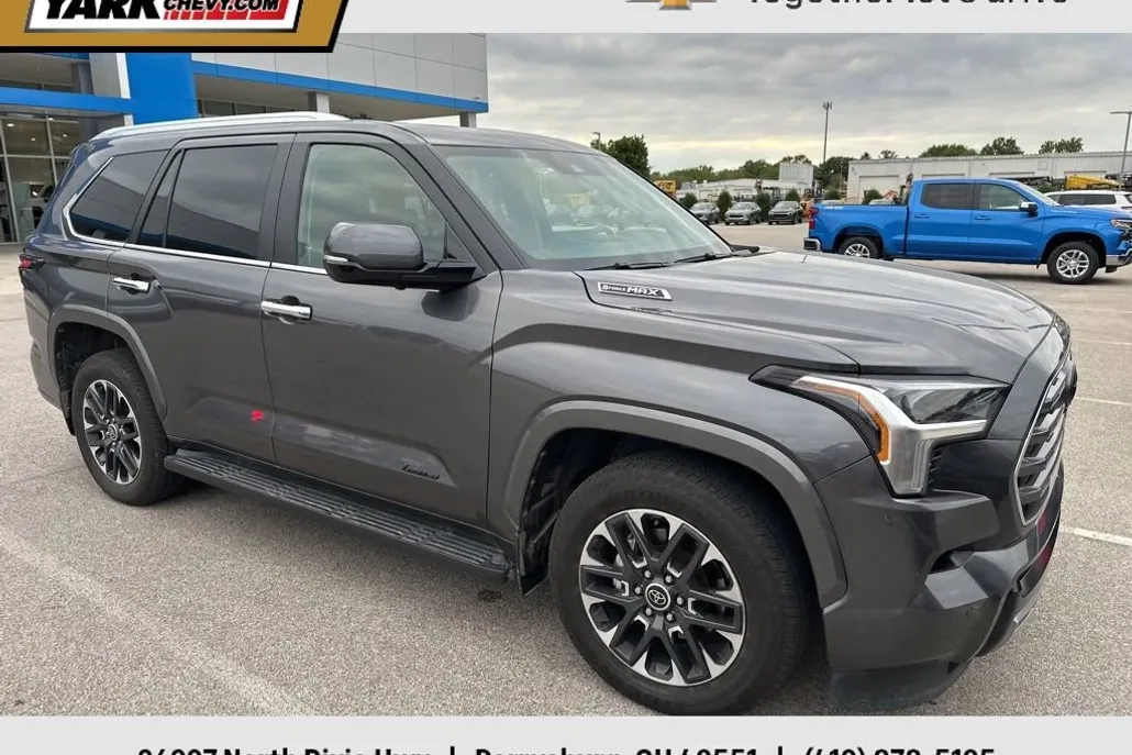 2024 Toyota Sequoia SR5 photo 1