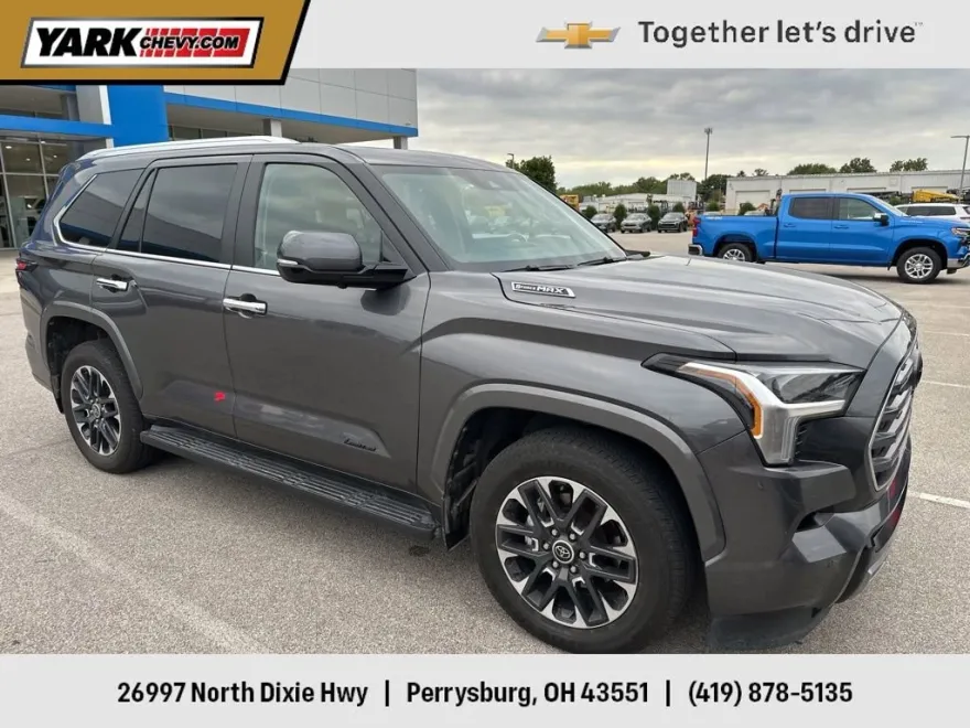2024 Toyota Sequoia SR5 photo 1