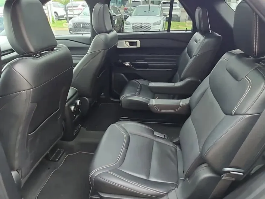 2022 Ford Explorer ST photo 1