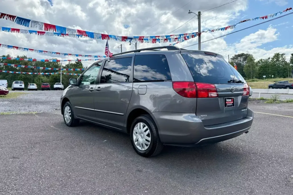 2005 Toyota Sienna LE photo 1