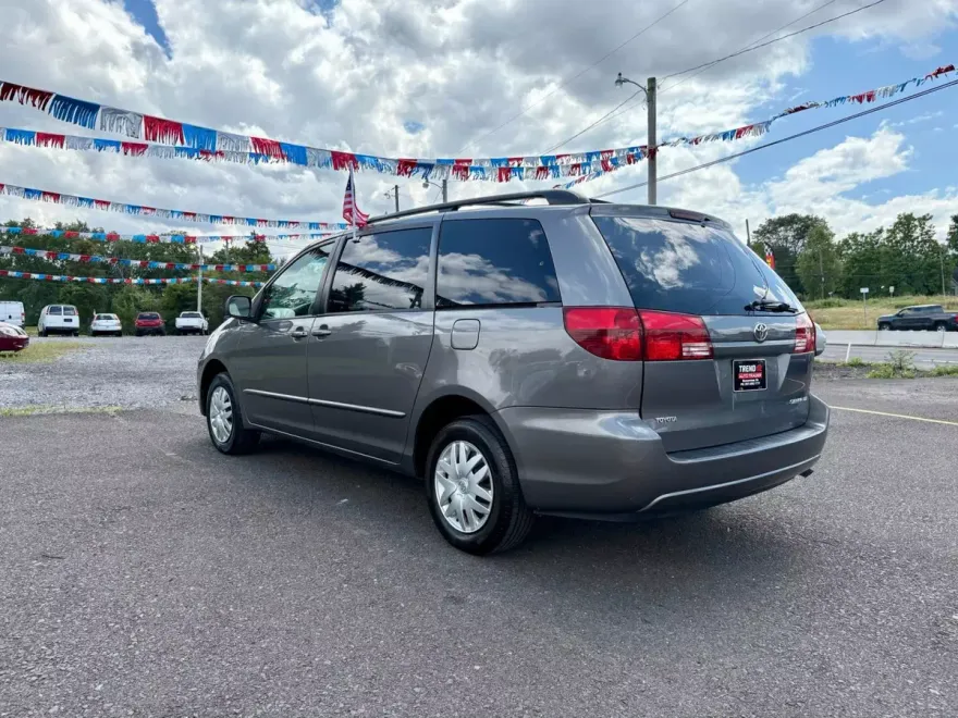 2005 Toyota Sienna LE photo 1