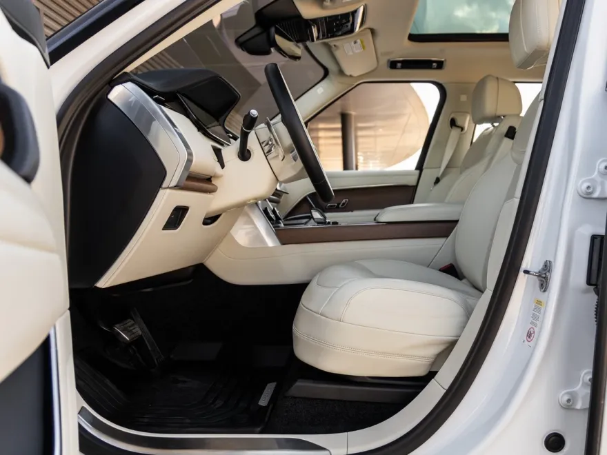 2023 Land Rover Range Rover SE photo 19