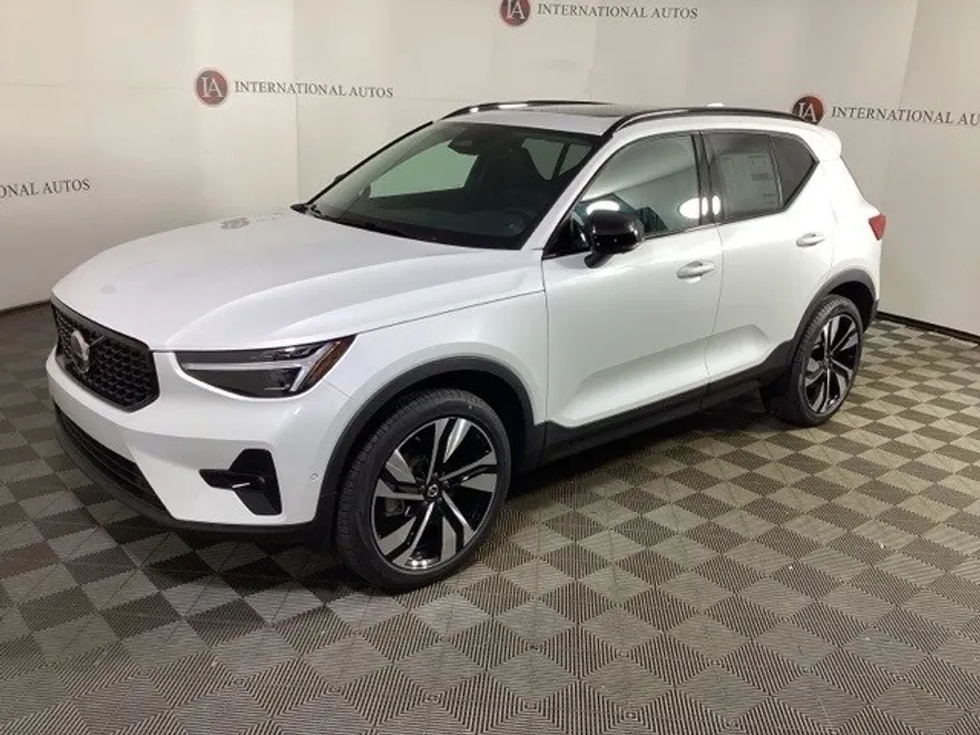2025 Volvo XC40 photo 1
