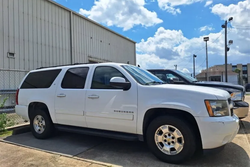 2014 Chevrolet Suburban LT photo 1