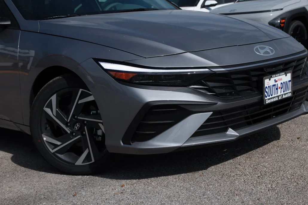 2025 Hyundai Elantra SEL Sport photo 1