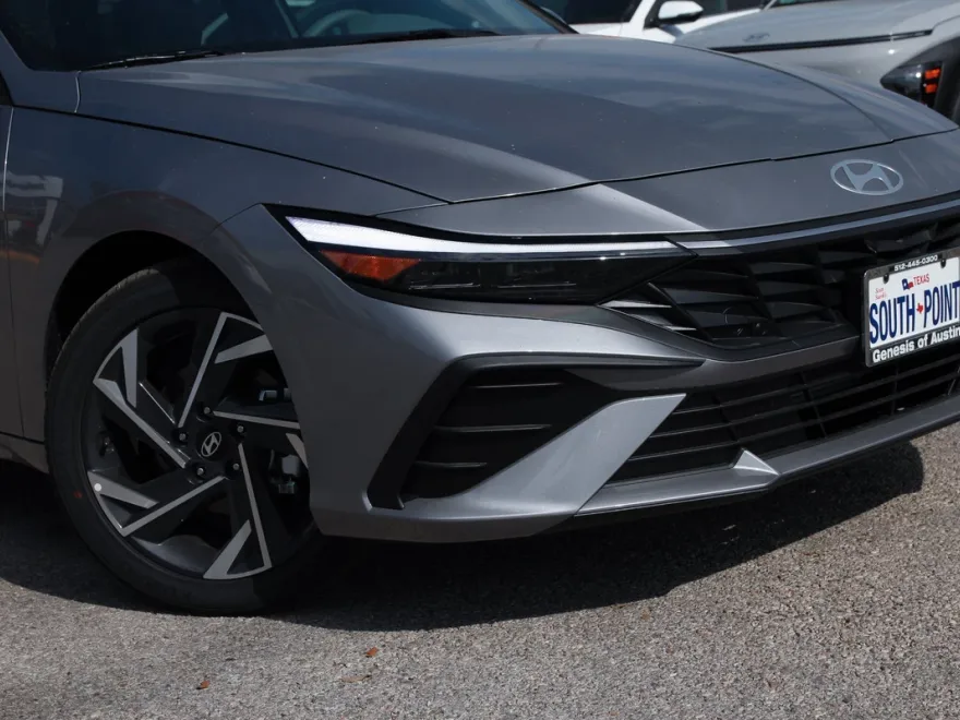 2025 Hyundai Elantra SEL Sport photo 1