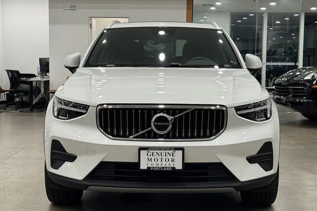 2025 Volvo XC40 Core photo 1