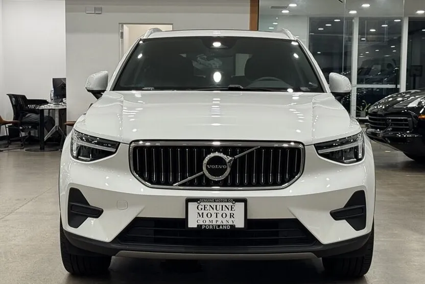 2025 Volvo XC40 Core photo 1