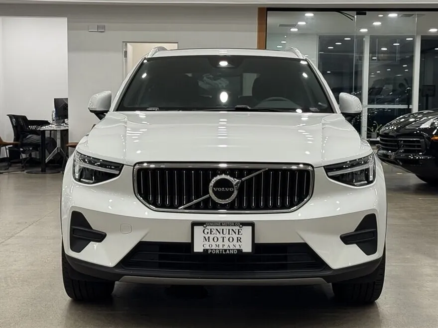 2025 Volvo XC40 Core photo 1