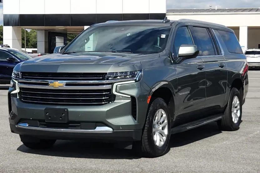 2023 Chevrolet Suburban LT photo 1