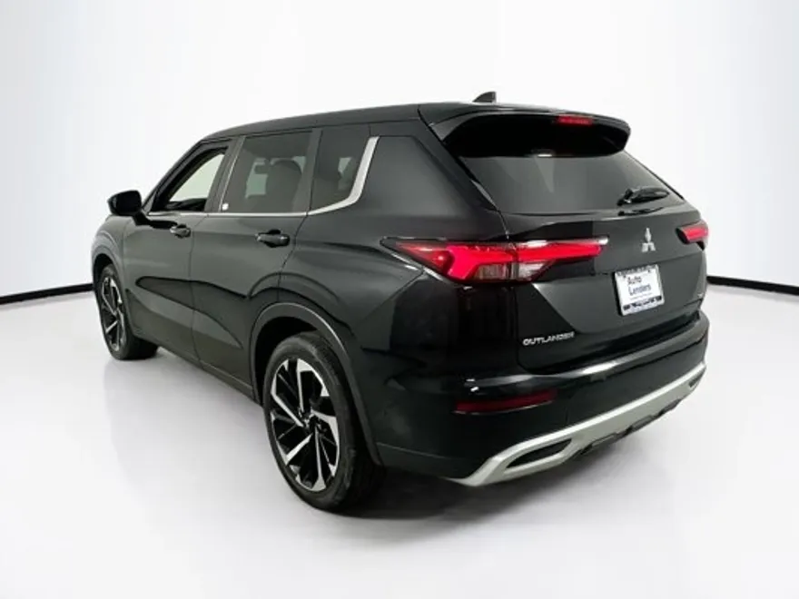 2022 Mitsubishi Outlander SE photo 1