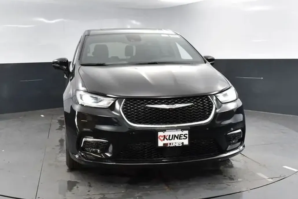 2026 Chrysler Pacifica photo 1