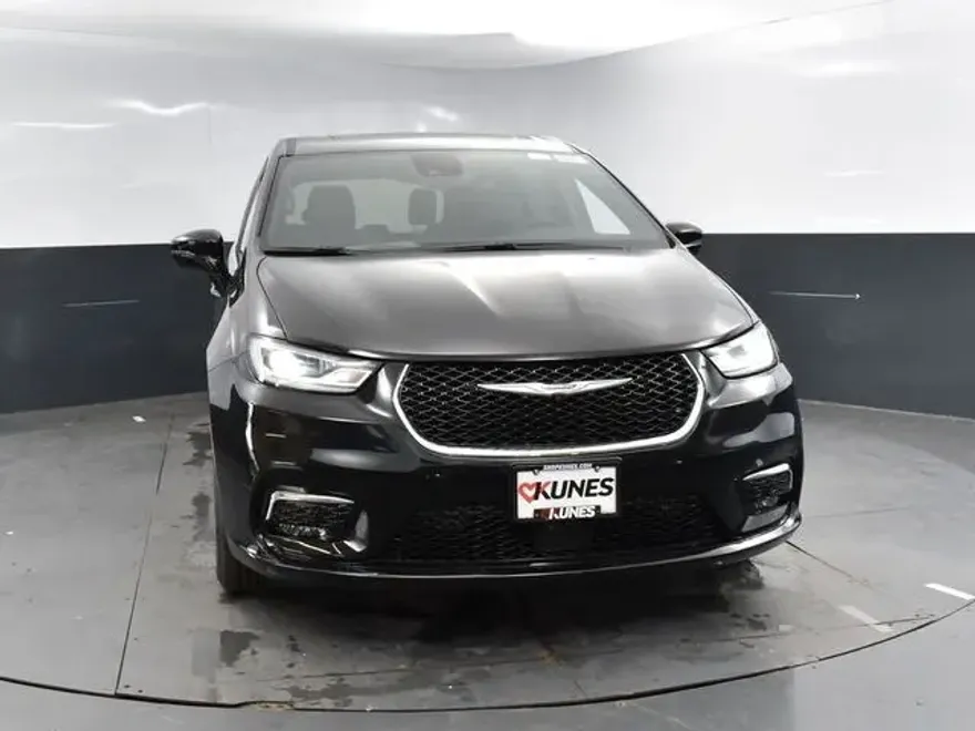 2026 Chrysler Pacifica photo 1