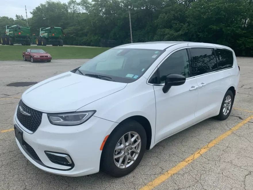 2024 Chrysler Pacifica Touring L photo 1