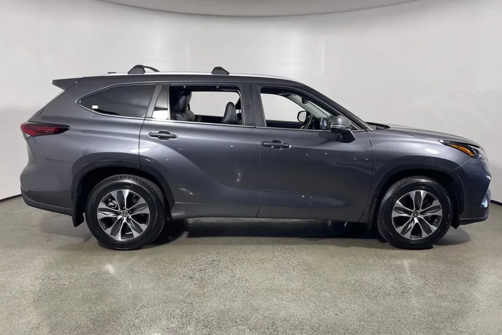 2024 Toyota Highlander XLE photo 1