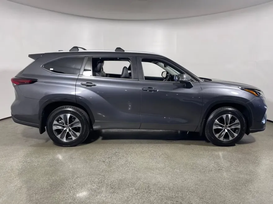 2024 Toyota Highlander XLE photo 1