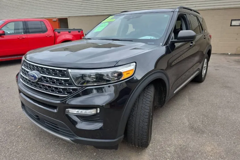 2021 Ford Explorer XLT photo 1
