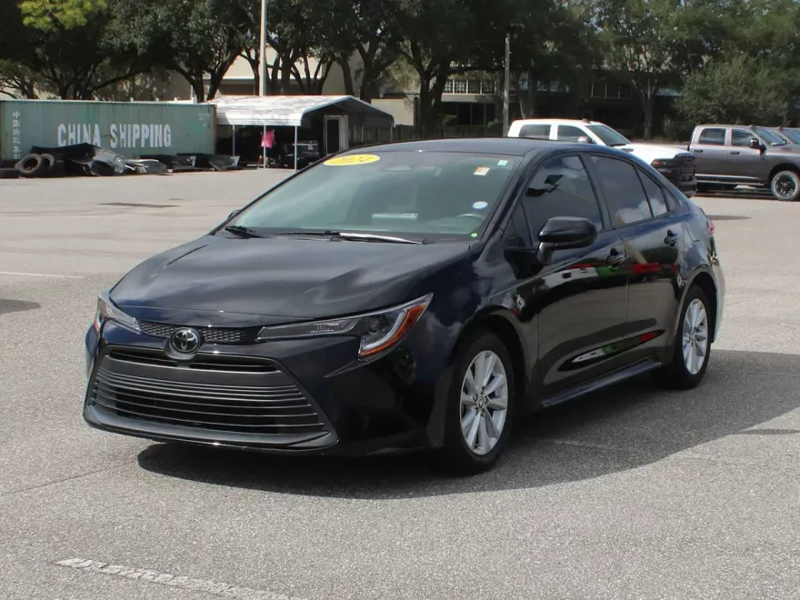 2024 Toyota Corolla LE photo 1