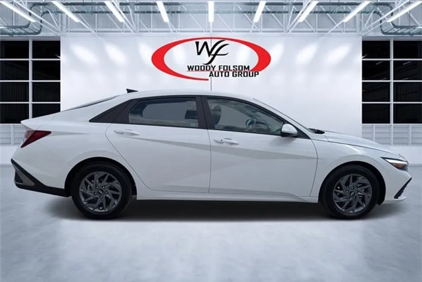 2024 Hyundai Elantra SEL photo 1