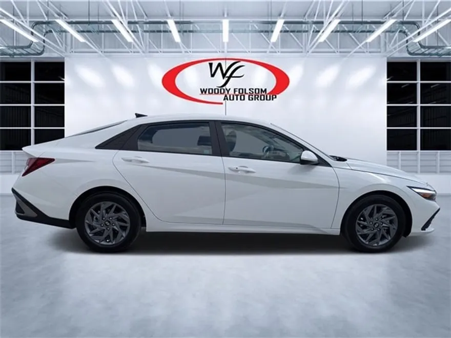 2024 Hyundai Elantra SEL photo 1