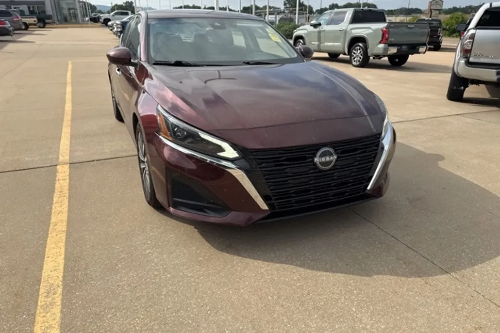 2023 Nissan Altima 2.5 SV photo 1