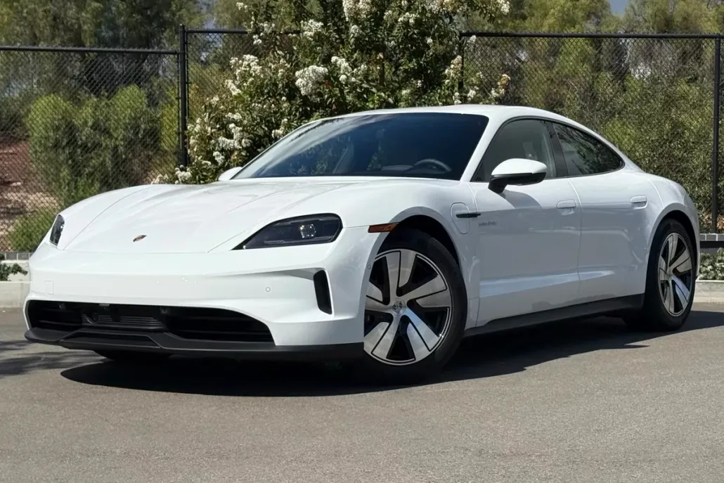 2025 Porsche Taycan photo 1