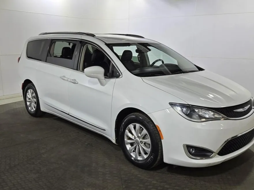 2019 Chrysler Pacifica Touring L photo 1