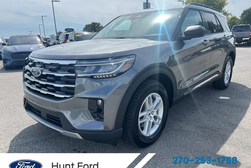 2025 Ford Explorer photo 1