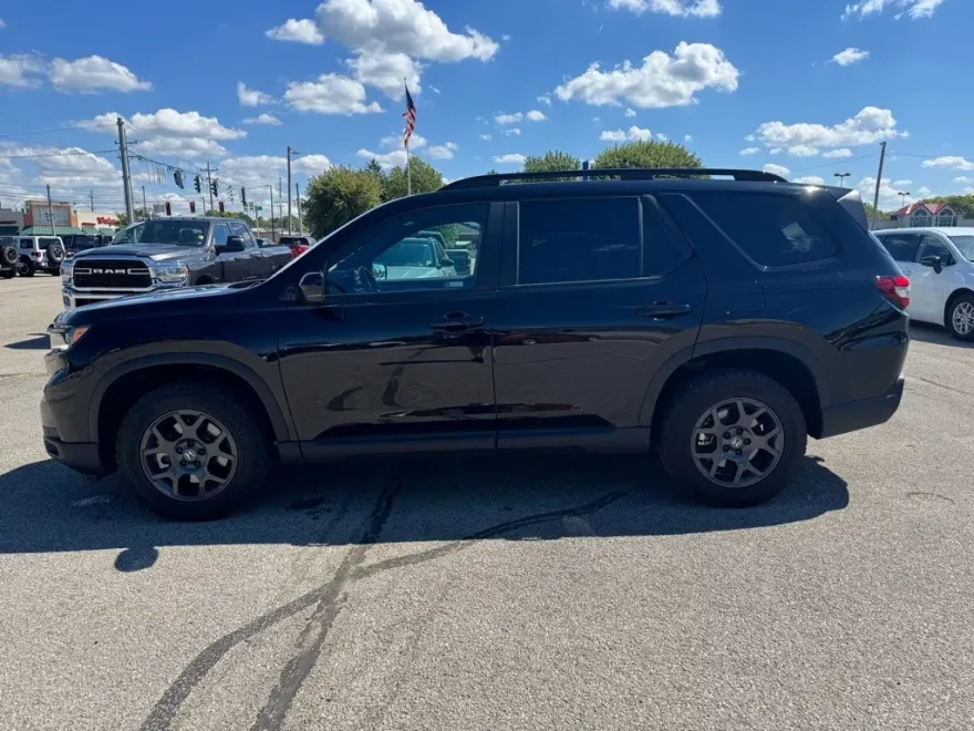 2023 Honda Pilot TrailSport photo 1