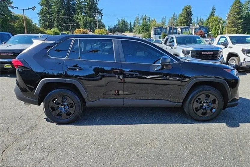 2022 Toyota RAV4 LE photo 1