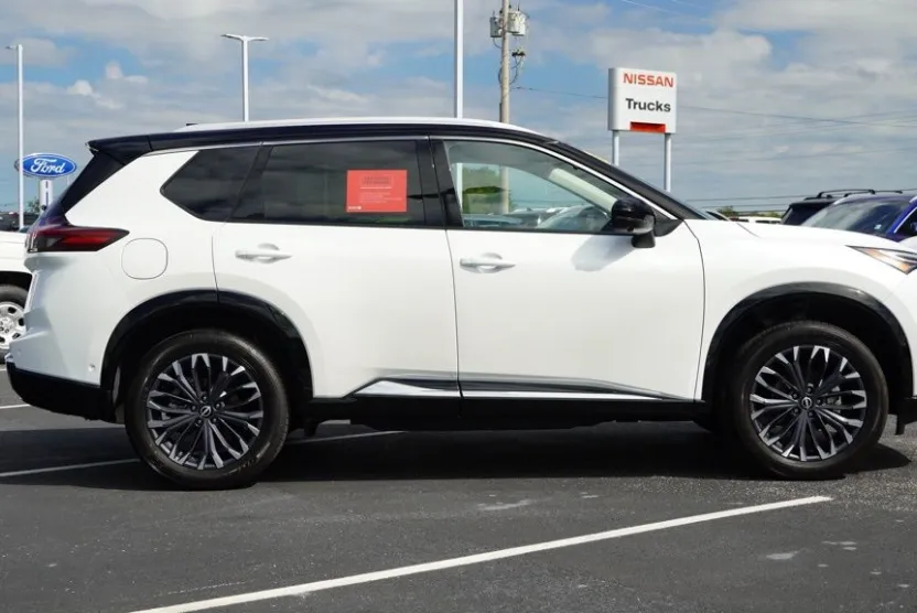 2025 Nissan Rogue Platinum photo 1