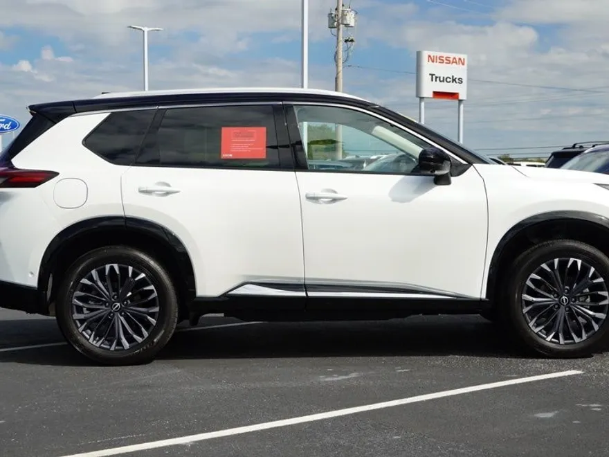 2025 Nissan Rogue Platinum photo 1