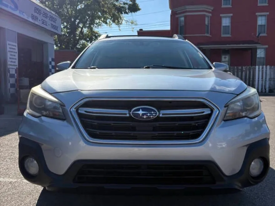 2019 Subaru Outback 2.5i Premium photo 1