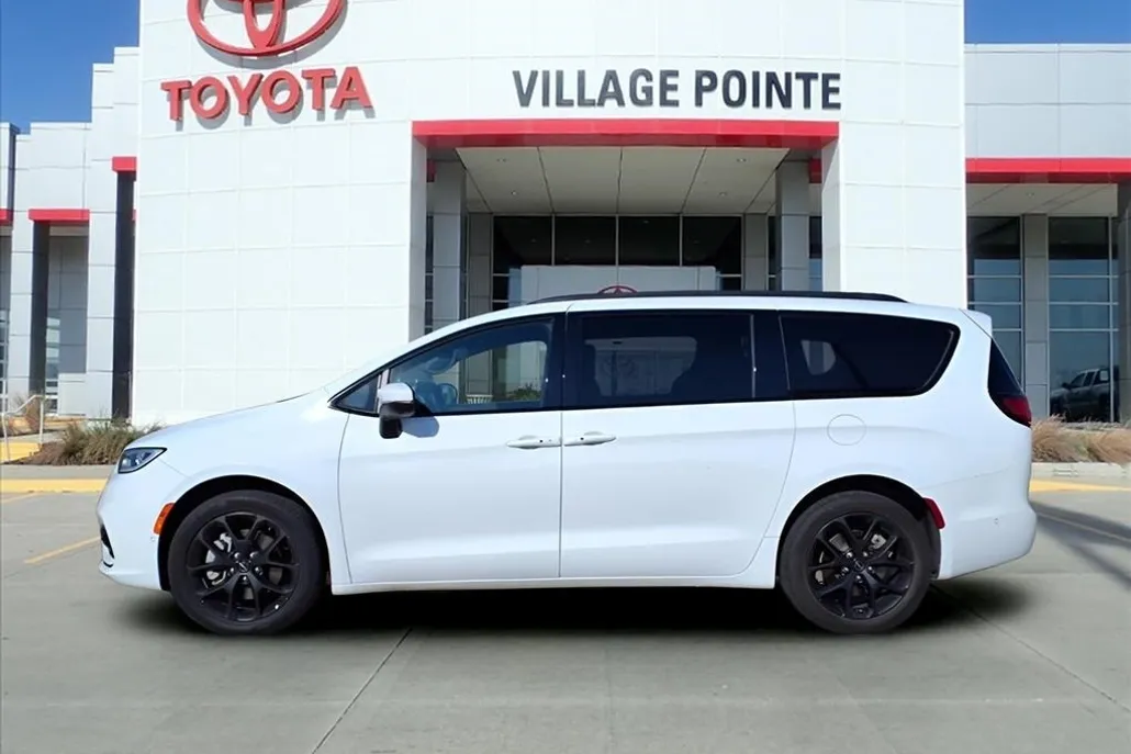 2023 Chrysler Pacifica Touring L photo 1