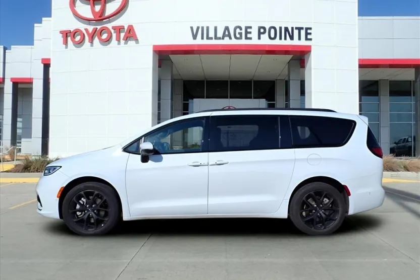 2023 Chrysler Pacifica Touring L photo 1