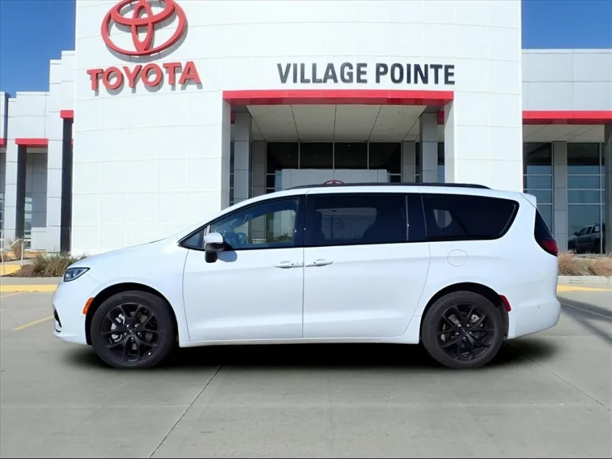 2023 Chrysler Pacifica Touring L photo 1