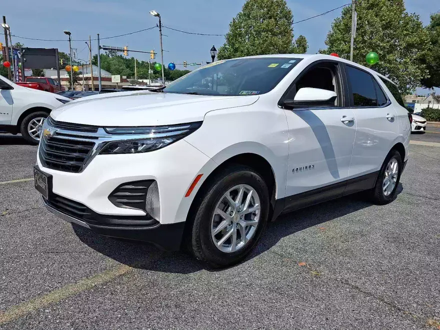 2022 Chevrolet Equinox LT photo 1