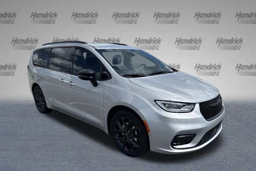 2026 Chrysler Pacifica photo 1