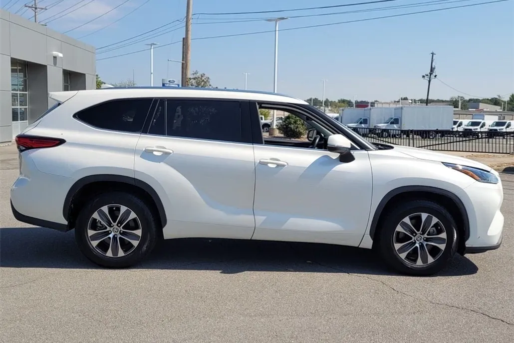 2021 Toyota Highlander XLE photo 1