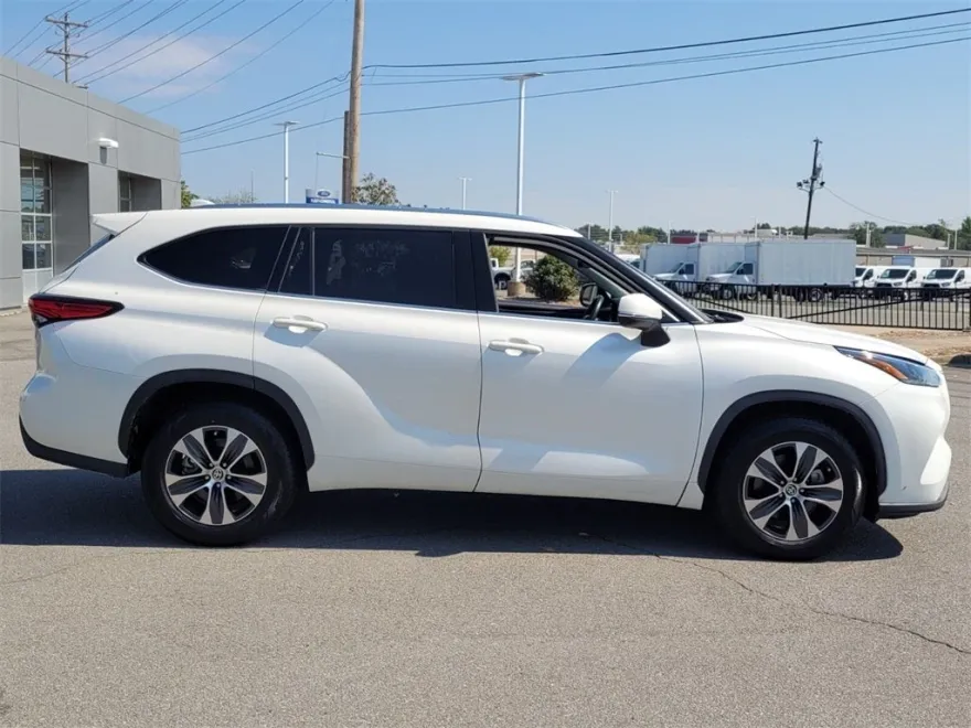 2021 Toyota Highlander XLE photo 1