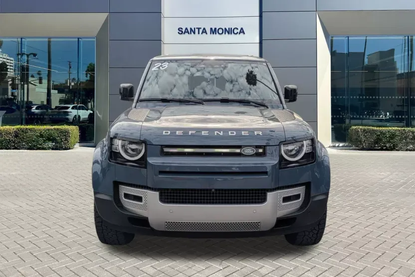 2023 Land Rover Defender 110 photo 1