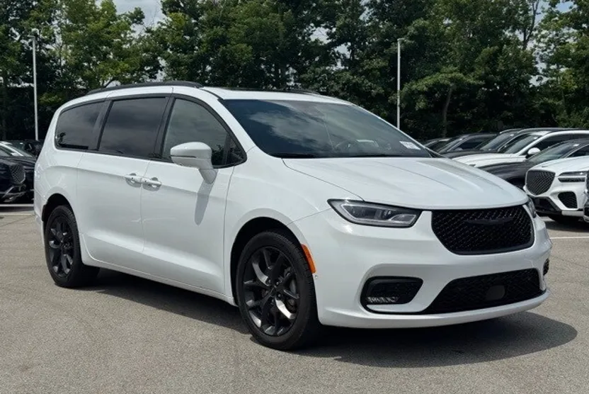 2022 Chrysler Pacifica Limited photo 1