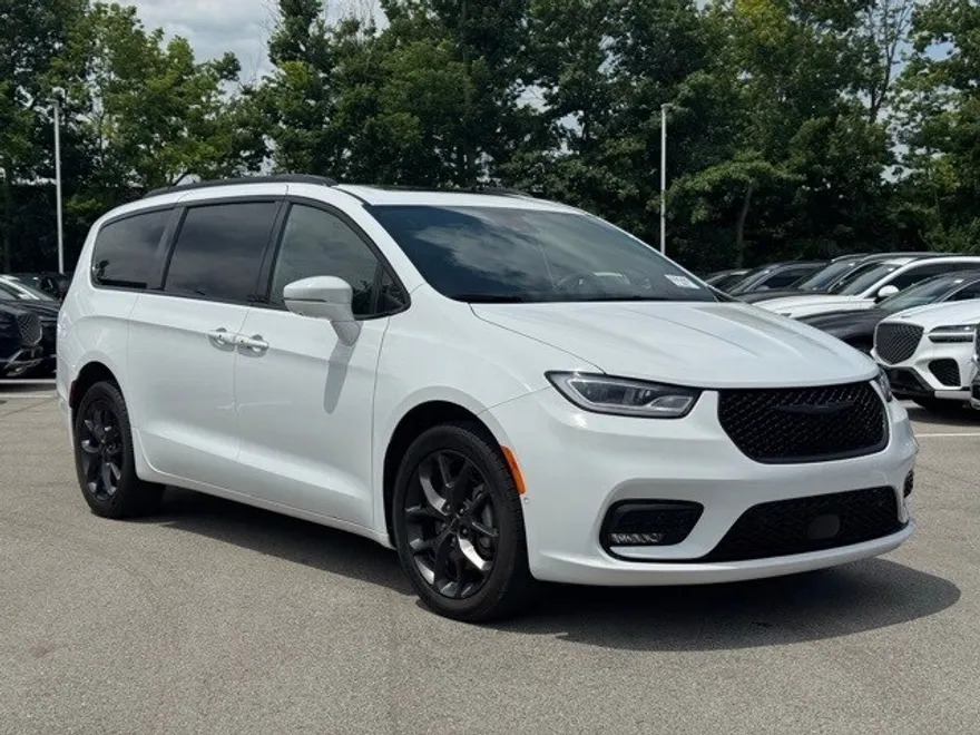 2022 Chrysler Pacifica Limited photo 1