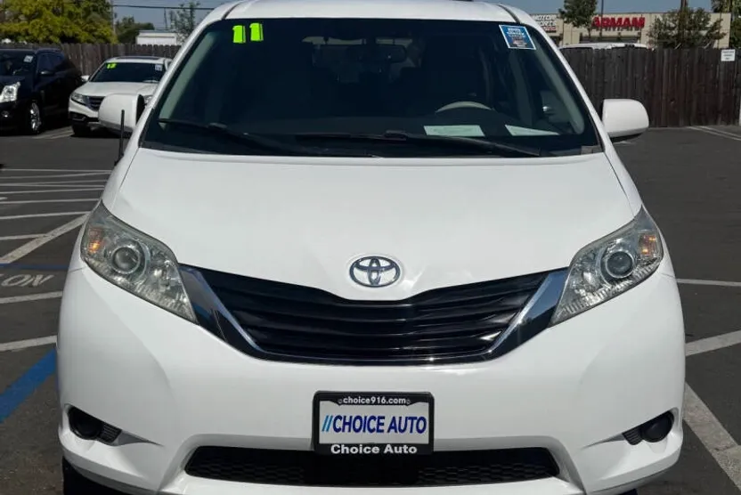 2011 Toyota Sienna LE photo 1