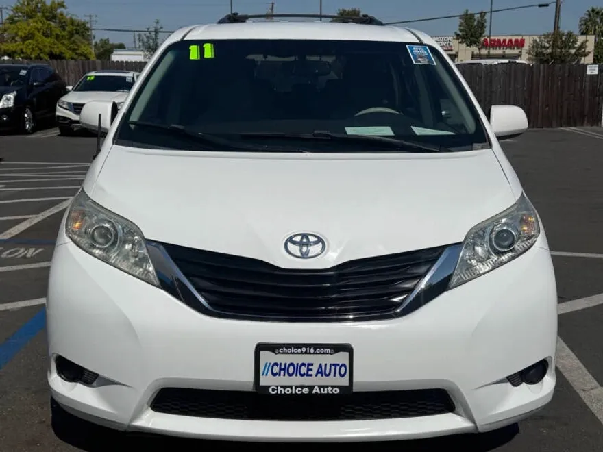 2011 Toyota Sienna LE photo 1