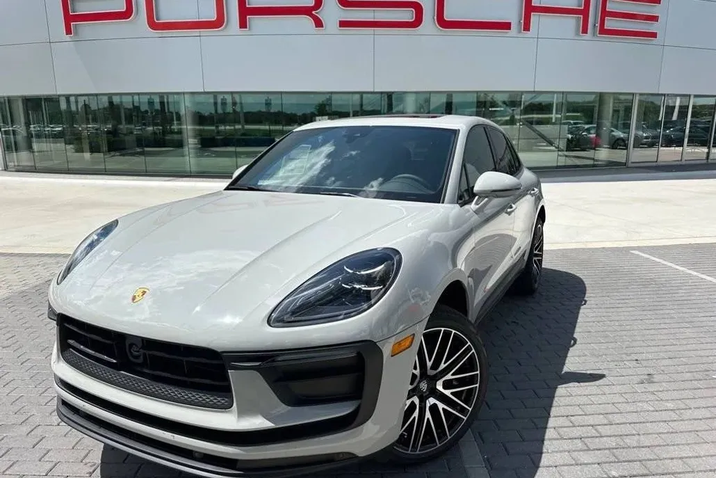 2025 Porsche Macan T photo 1