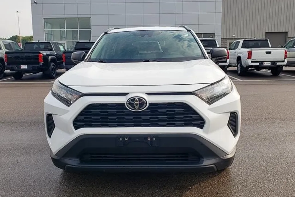 2021 Toyota RAV4 LE photo 1