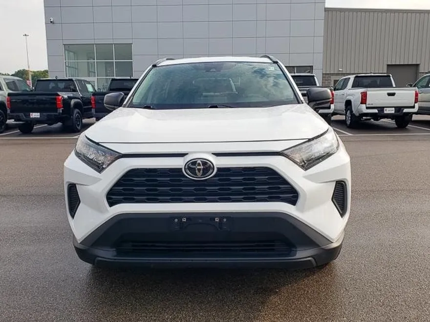 2021 Toyota RAV4 LE photo 1