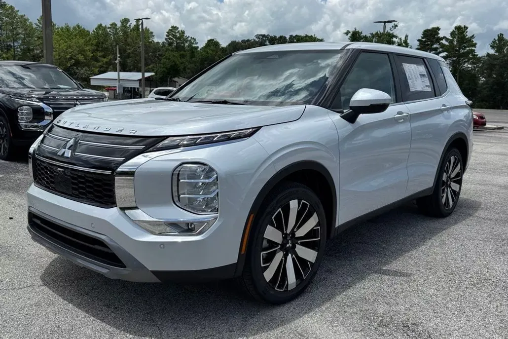 2025 Mitsubishi Outlander SE photo 1