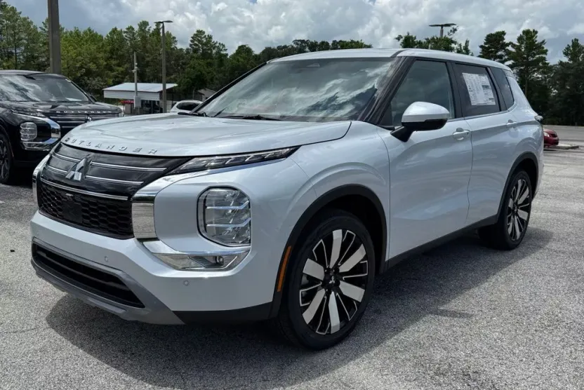 2025 Mitsubishi Outlander SE photo 1